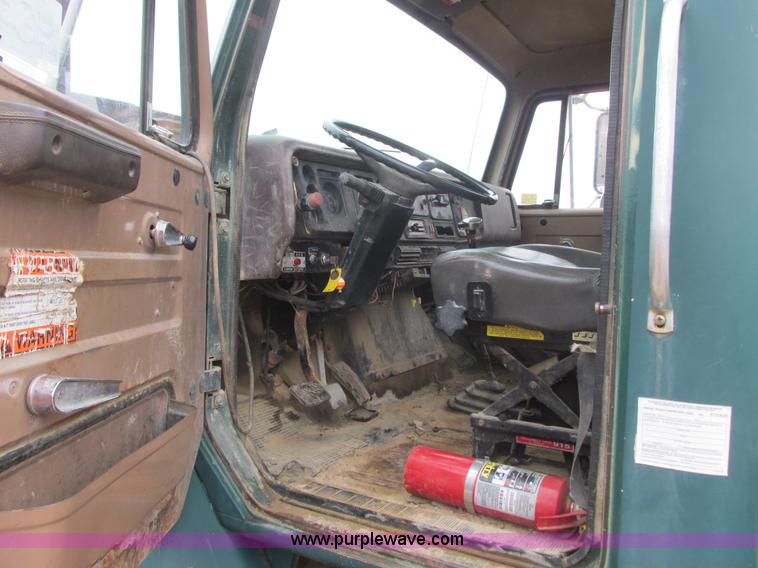 image for item L3890 1985 International S2600 truck cab and chassis