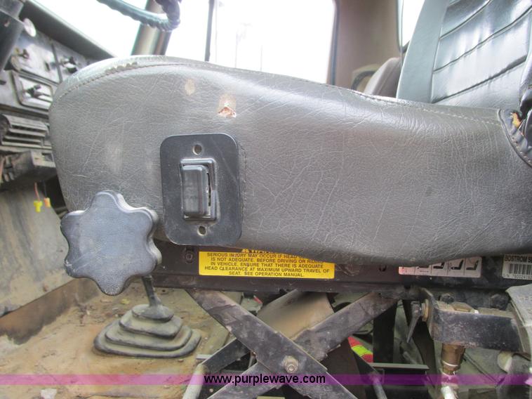 image for item L3890 1985 International S2600 truck cab and chassis