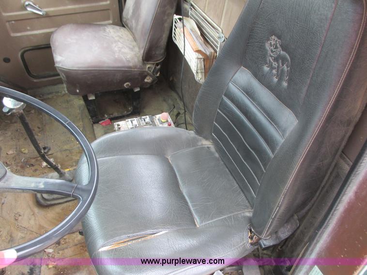 image for item L3890 1985 International S2600 truck cab and chassis