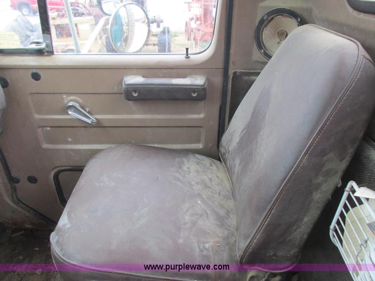 image for item L3890 1985 International S2600 truck cab and chassis