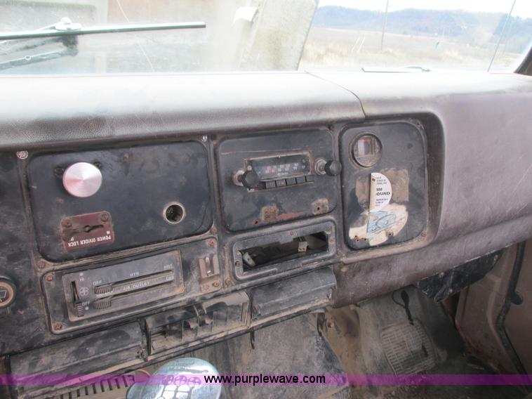 image for item L3890 1985 International S2600 truck cab and chassis