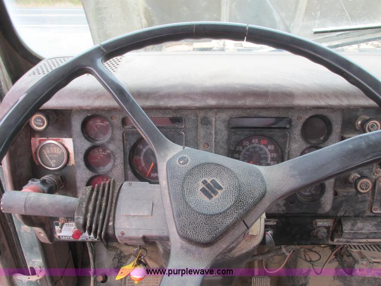 image for item L3890 1985 International S2600 truck cab and chassis