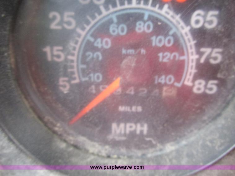 image for item L3890 1985 International S2600 truck cab and chassis