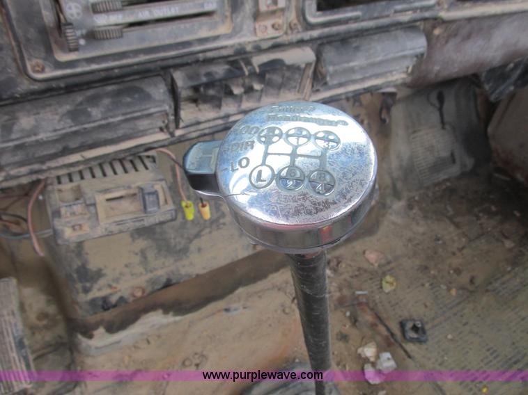 image for item L3890 1985 International S2600 truck cab and chassis