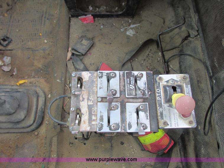 image for item L3890 1985 International S2600 truck cab and chassis