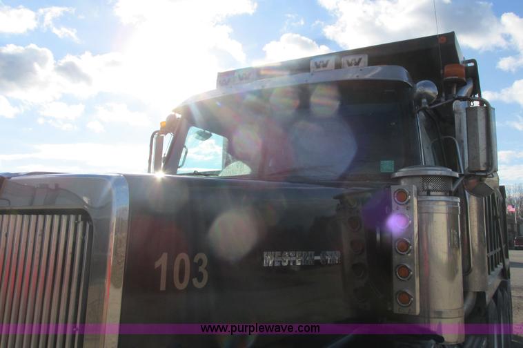 image for item L3891 2001 Western Star 496SX dump truck