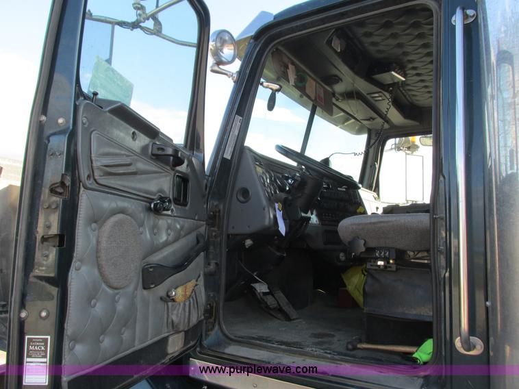 image for item L3891 2001 Western Star 496SX dump truck