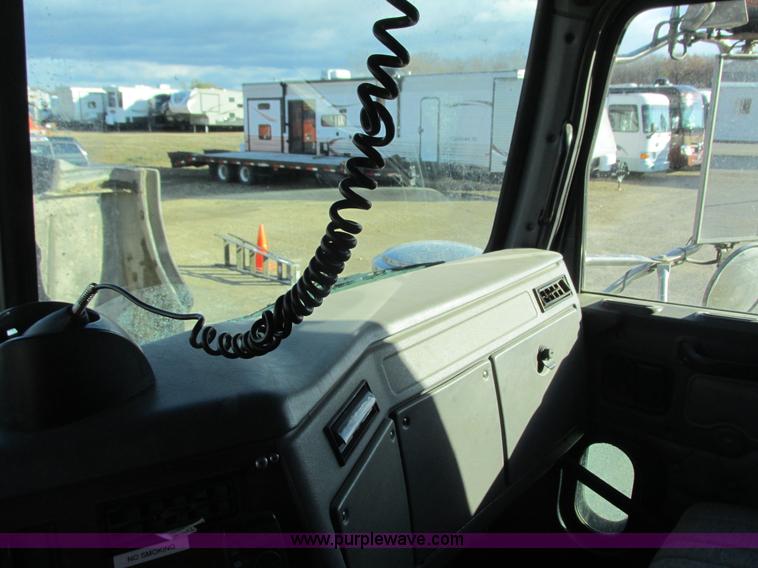 image for item L3891 2001 Western Star 496SX dump truck