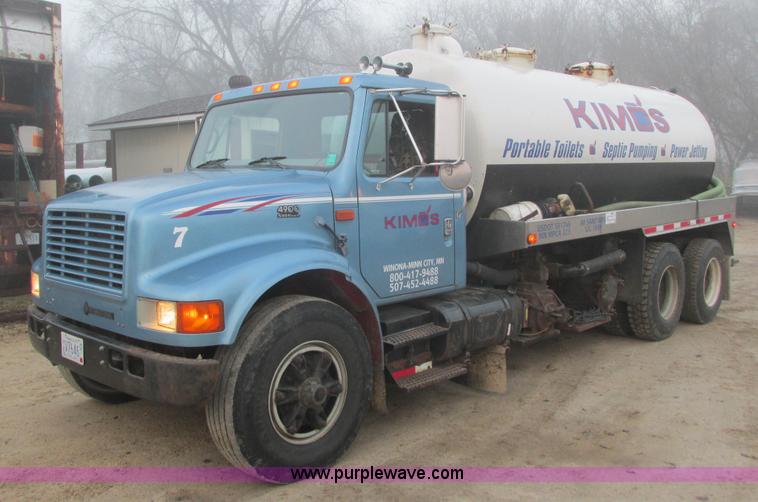 image for item L3892 1999 International 4900 septic truck