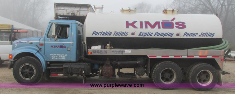 image for item L3892 1999 International 4900 septic truck