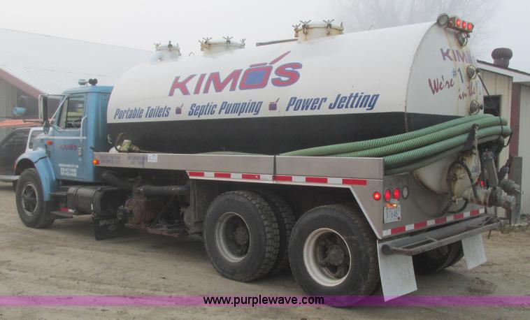 image for item L3892 1999 International 4900 septic truck