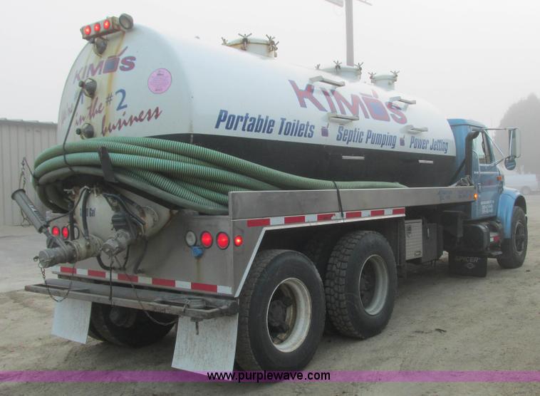 image for item L3892 1999 International 4900 septic truck