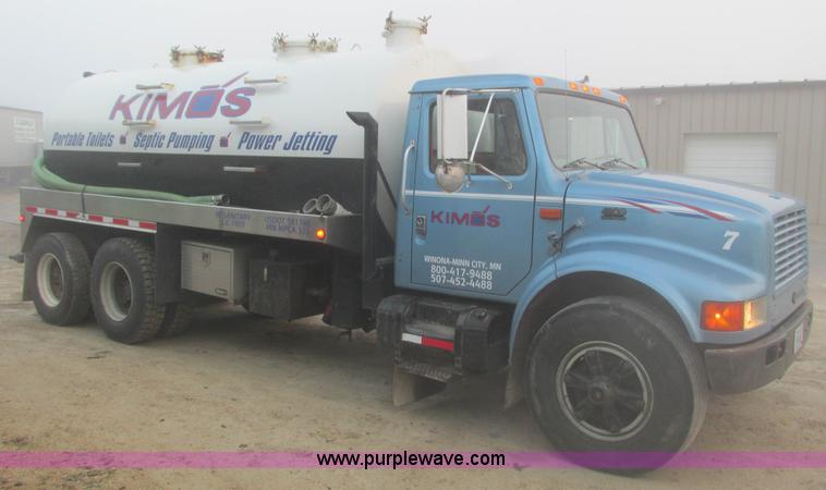 image for item L3892 1999 International 4900 septic truck