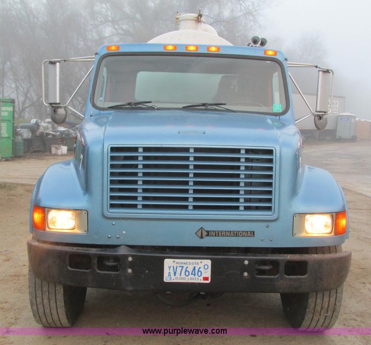 image for item L3892 1999 International 4900 septic truck