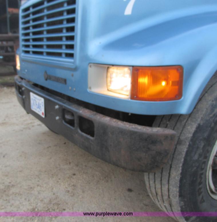 image for item L3892 1999 International 4900 septic truck