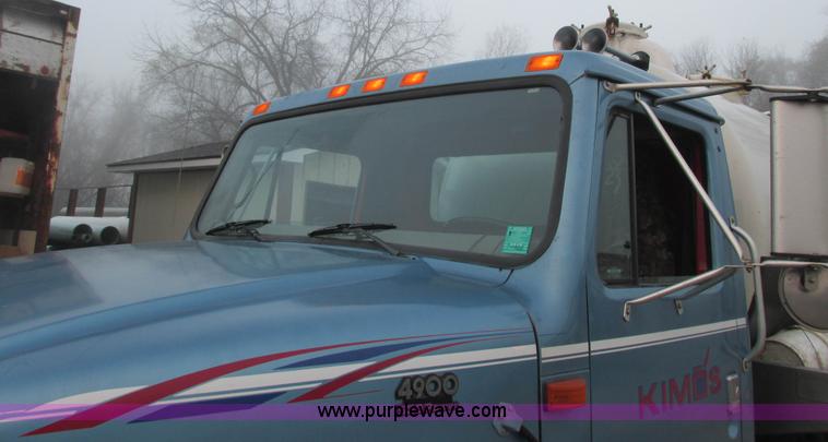 image for item L3892 1999 International 4900 septic truck