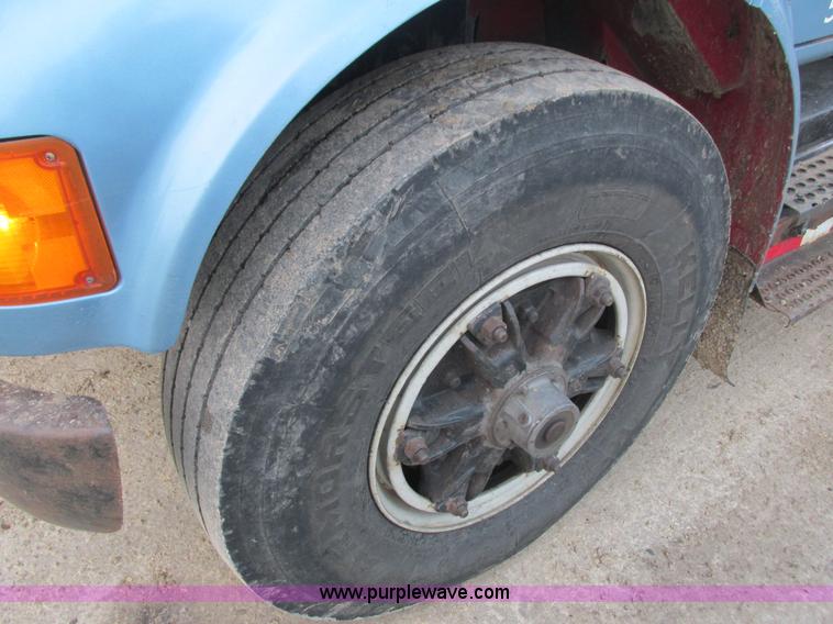 image for item L3892 1999 International 4900 septic truck