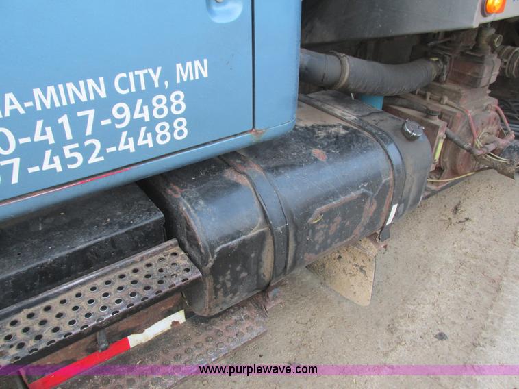 image for item L3892 1999 International 4900 septic truck