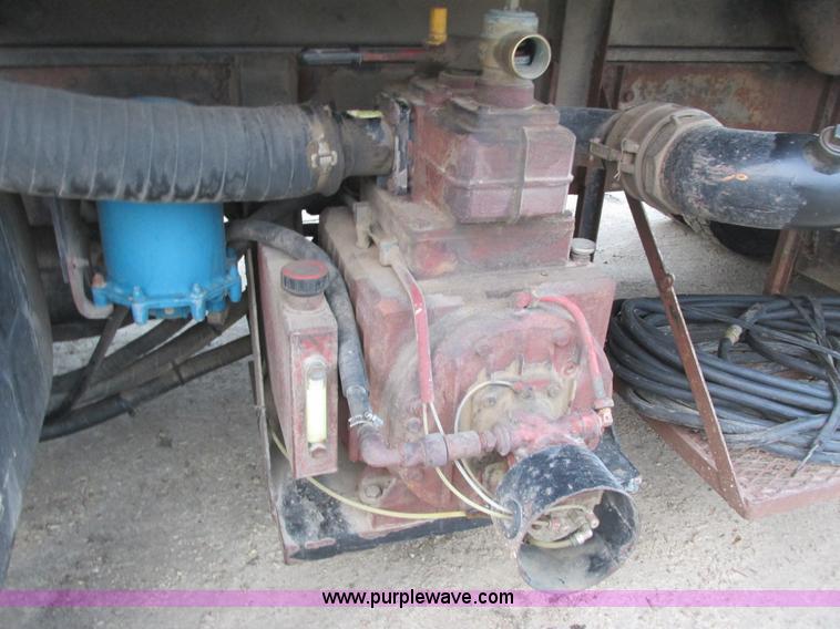 image for item L3892 1999 International 4900 septic truck