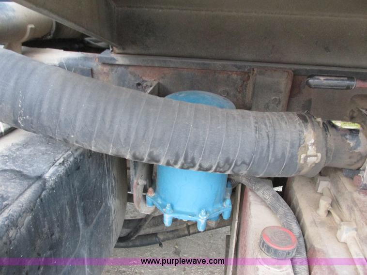 image for item L3892 1999 International 4900 septic truck