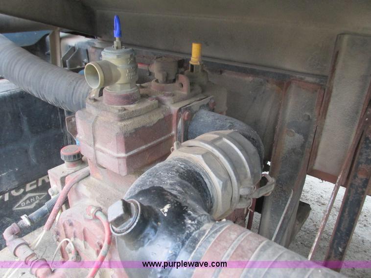 image for item L3892 1999 International 4900 septic truck