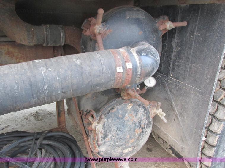 image for item L3892 1999 International 4900 septic truck