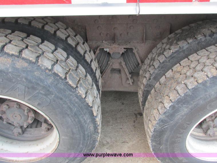 image for item L3892 1999 International 4900 septic truck