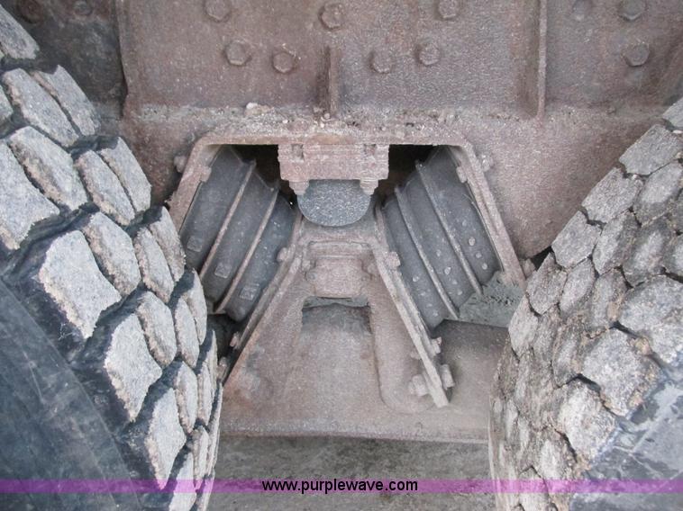 image for item L3892 1999 International 4900 septic truck