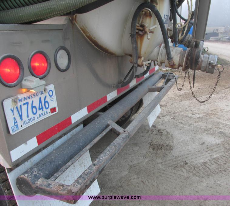 image for item L3892 1999 International 4900 septic truck