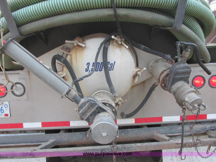 image for item L3892 1999 International 4900 septic truck