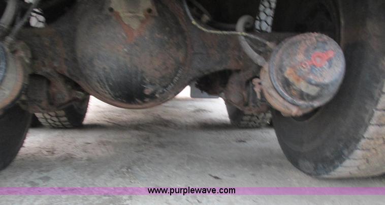 image for item L3892 1999 International 4900 septic truck