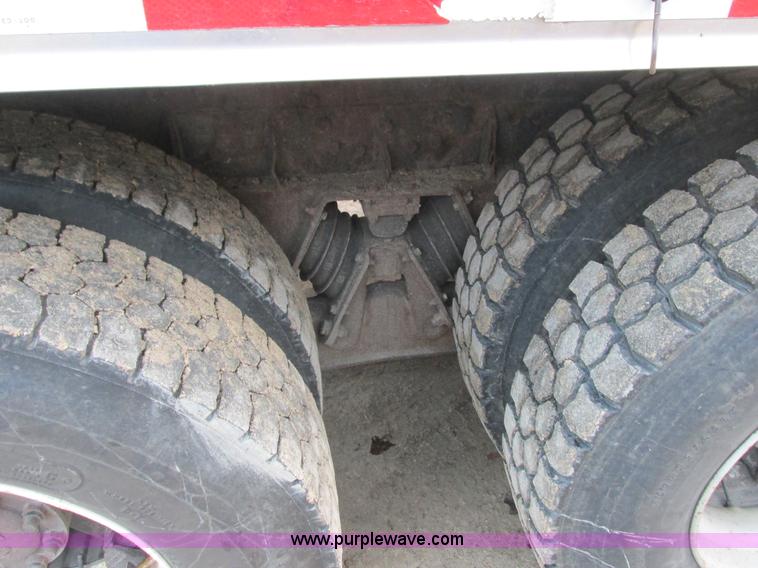 image for item L3892 1999 International 4900 septic truck