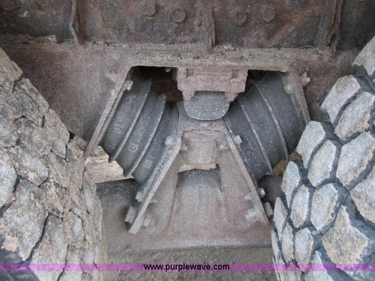 image for item L3892 1999 International 4900 septic truck