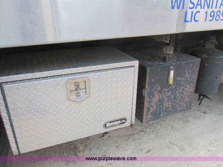 image for item L3892 1999 International 4900 septic truck