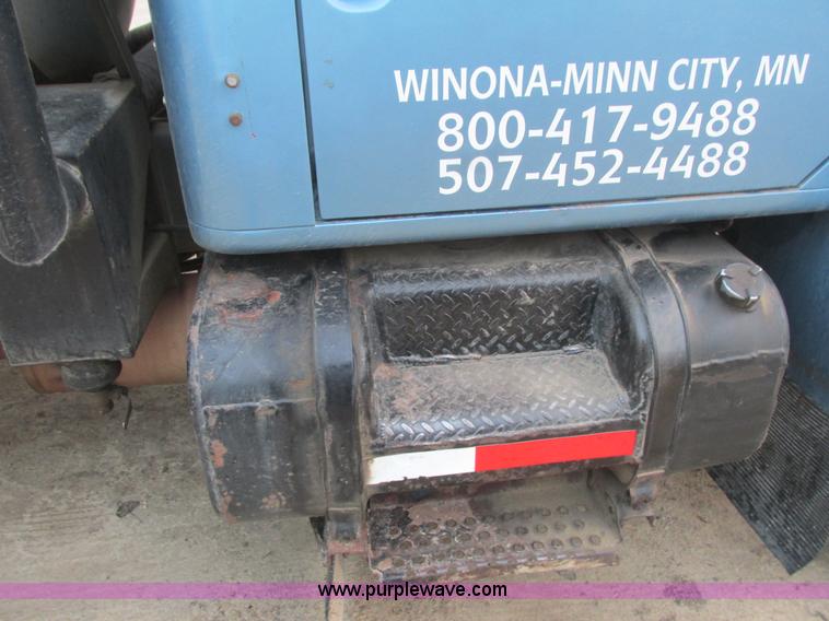 image for item L3892 1999 International 4900 septic truck