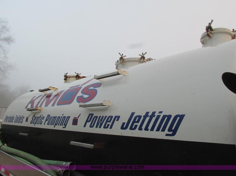 image for item L3892 1999 International 4900 septic truck