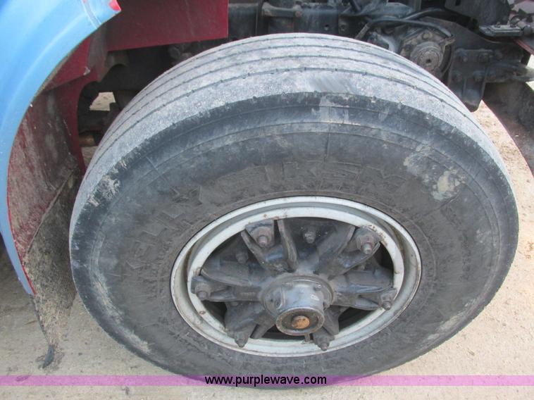 image for item L3892 1999 International 4900 septic truck