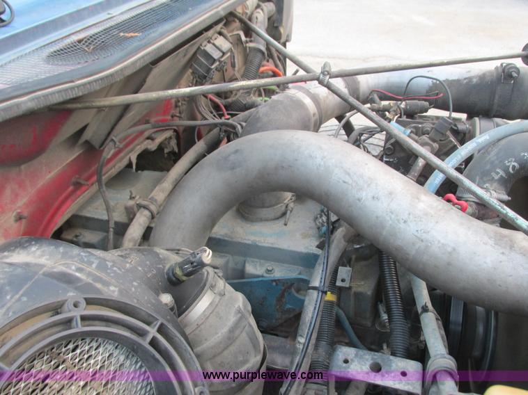 image for item L3892 1999 International 4900 septic truck