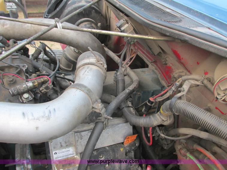 image for item L3892 1999 International 4900 septic truck