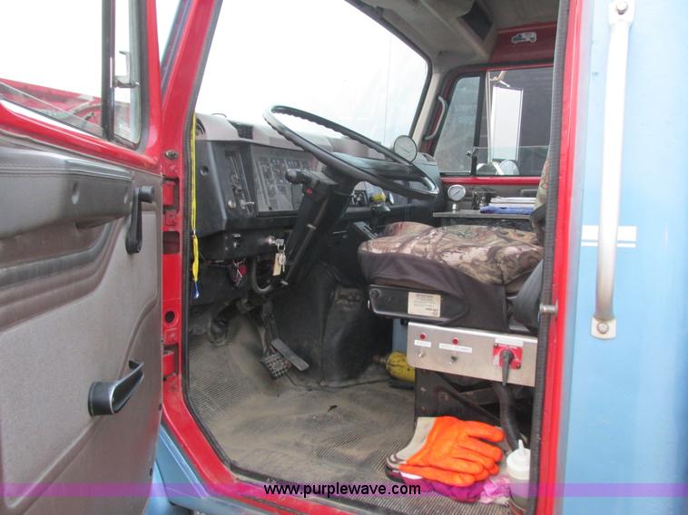 image for item L3892 1999 International 4900 septic truck