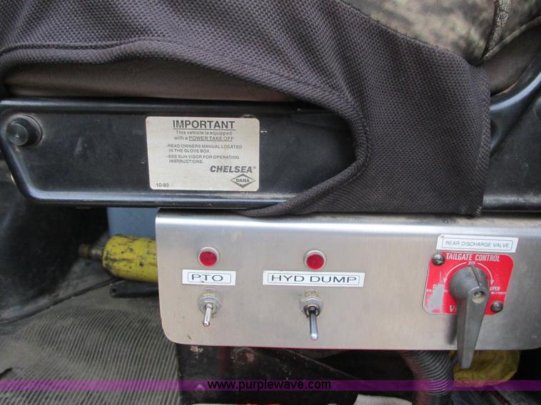 image for item L3892 1999 International 4900 septic truck