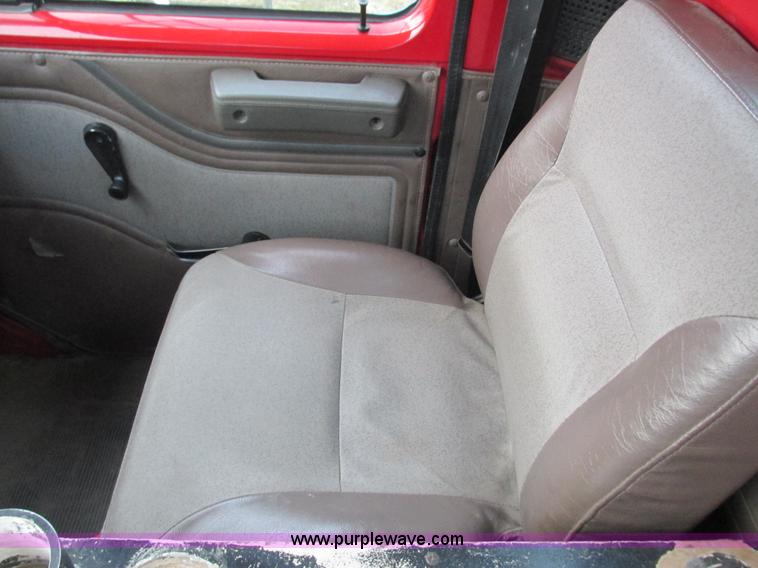 image for item L3892 1999 International 4900 septic truck