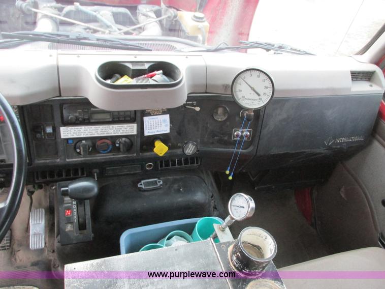 image for item L3892 1999 International 4900 septic truck