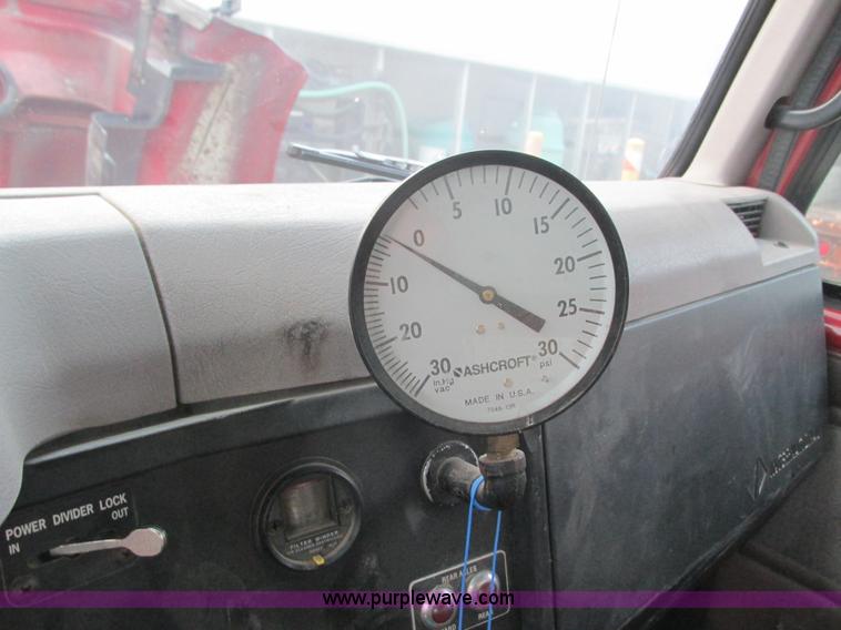 image for item L3892 1999 International 4900 septic truck