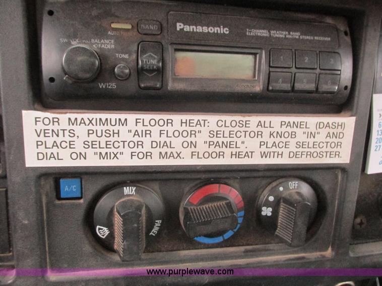 image for item L3892 1999 International 4900 septic truck