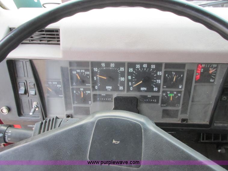 image for item L3892 1999 International 4900 septic truck