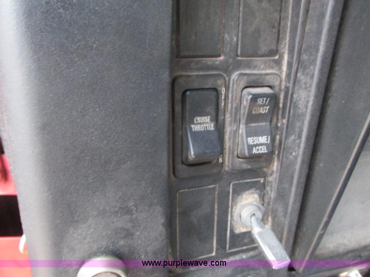 image for item L3892 1999 International 4900 septic truck