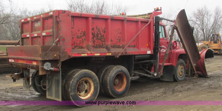 image for item L3895 1995 Ford LT8000 dump truck