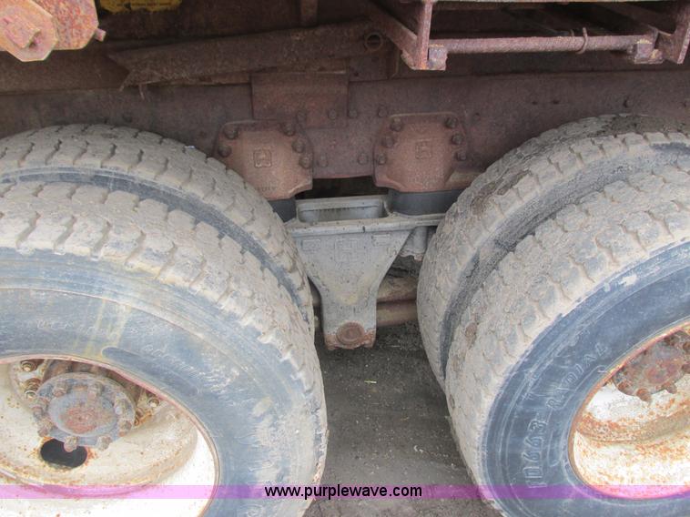 image for item L3895 1995 Ford LT8000 dump truck