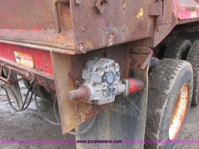 image for item L3895 1995 Ford LT8000 dump truck